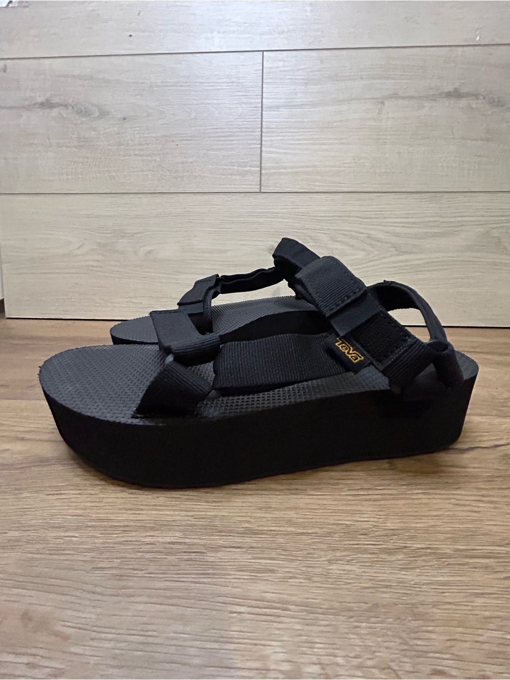 1008844 Teva Women's Flatform Universal Platform Sandal Black 9